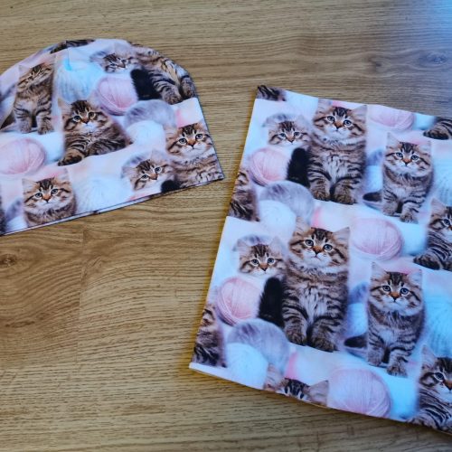 Trikotaaž Kiisud ja roosad lõngakerad GOTS digital print