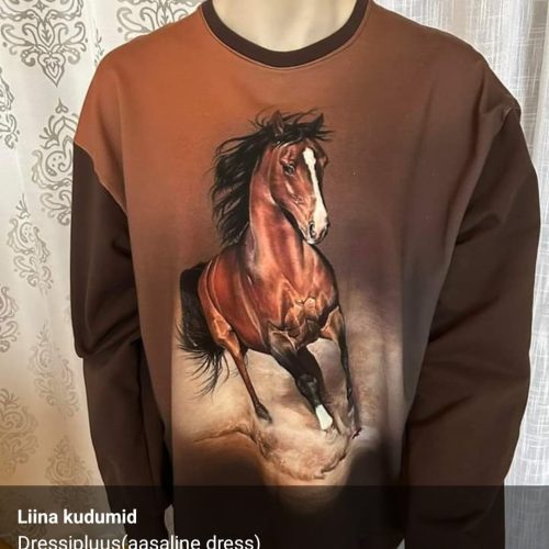 Collegekangas harjatulla taustalla tummanruskea